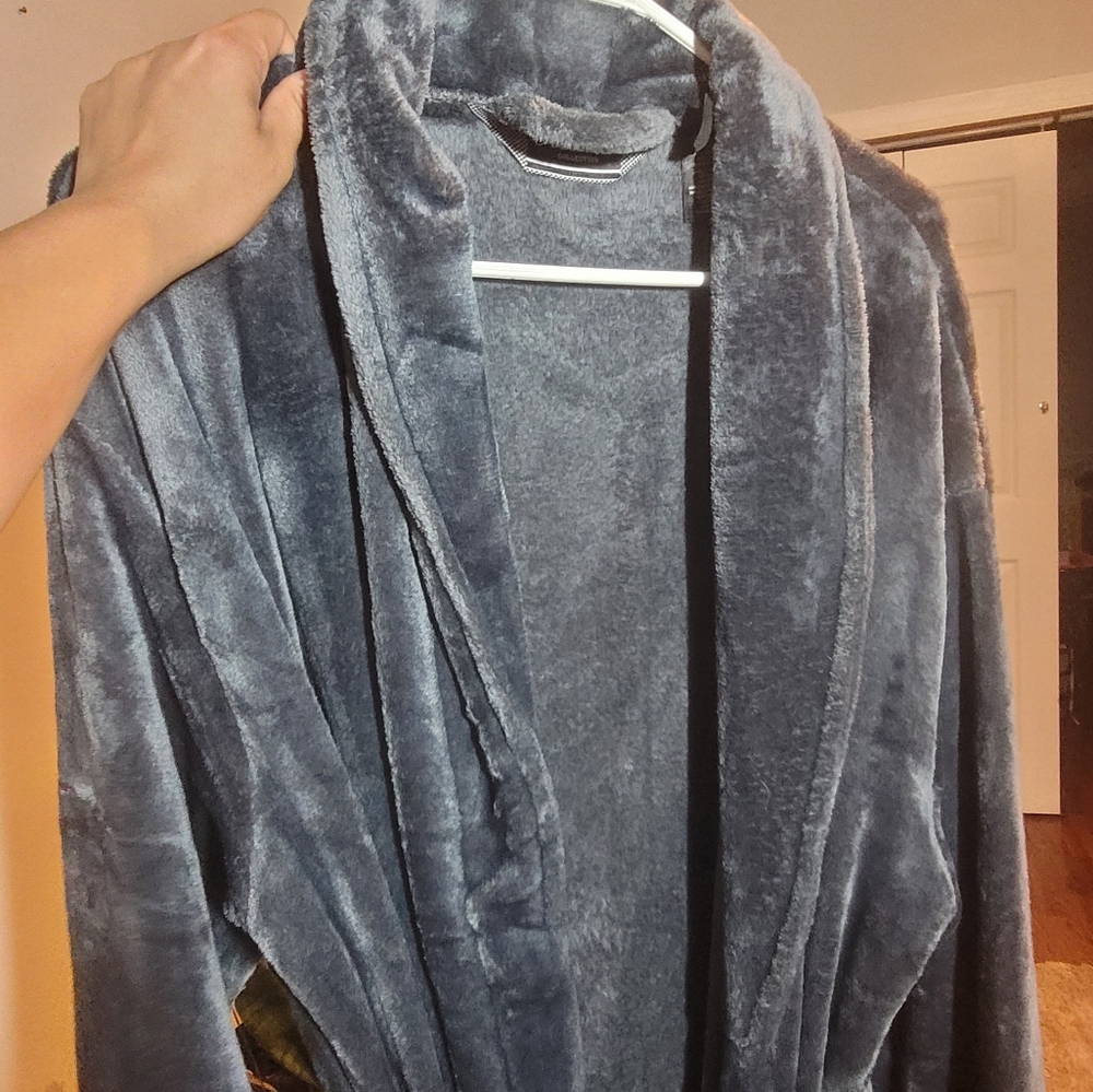 Unisex  Plush Gray Robe - Picture 3 of 11